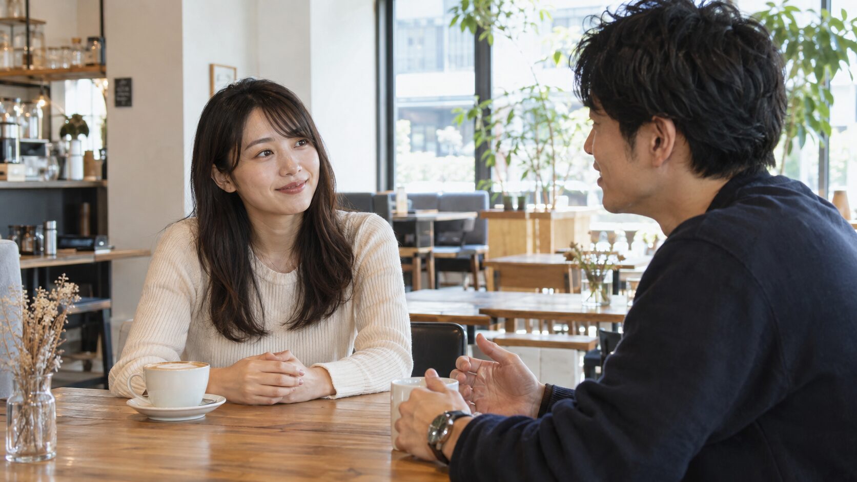 髪の仕草にとらわれず互いの話を聞いて会話する男女