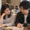 カフェでメニューを見ながら会話する男女