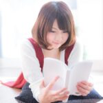 マンガを読む女性画像