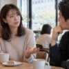 カフェで自分の希望を落ち着いて伝える女性