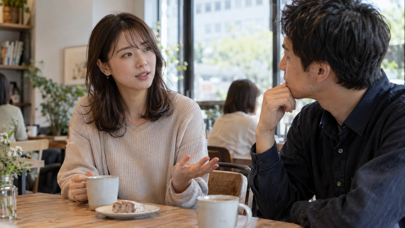 カフェで自分の希望を落ち着いて伝える女性