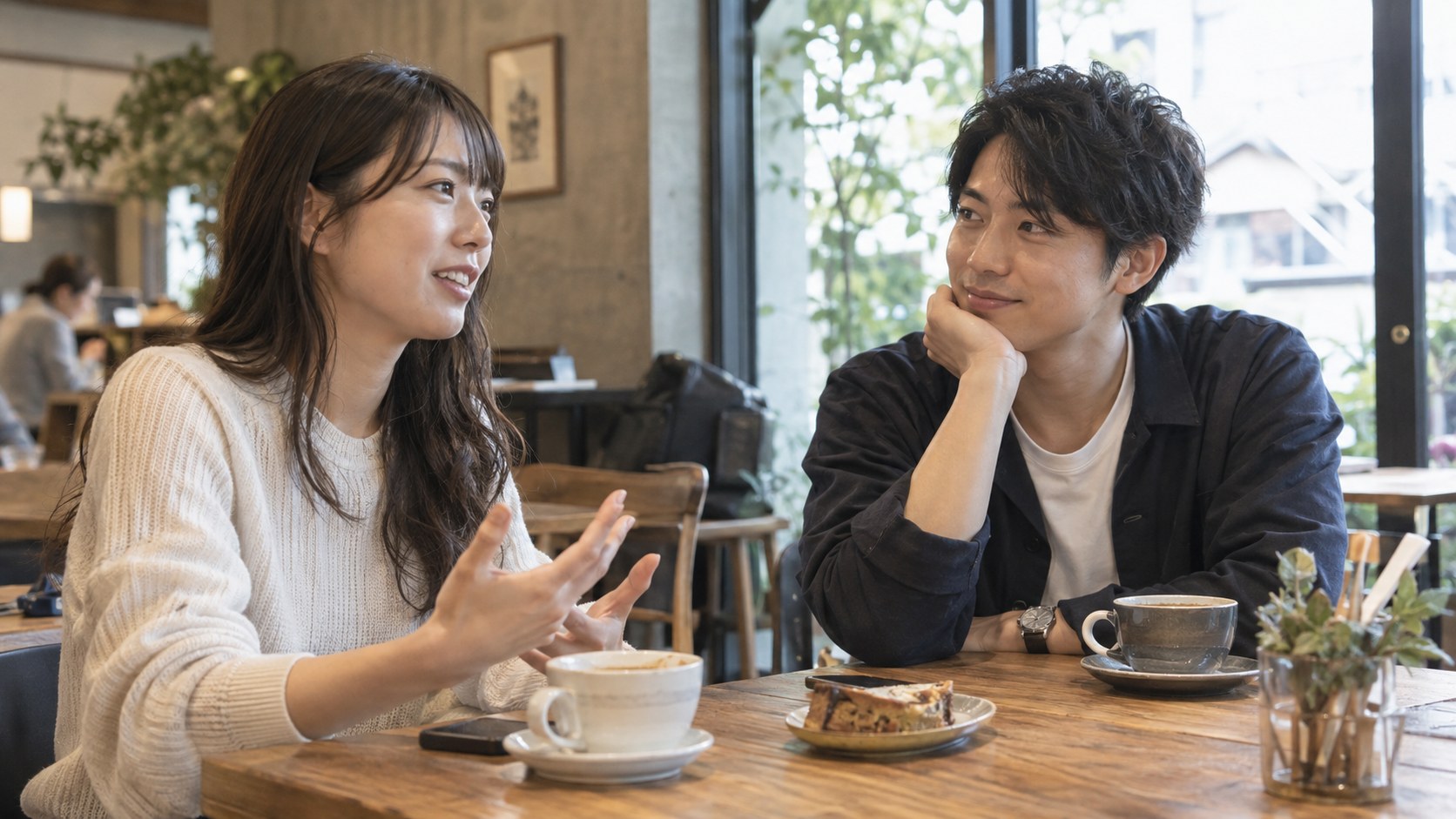 カフェで女性の話を聞く男性
