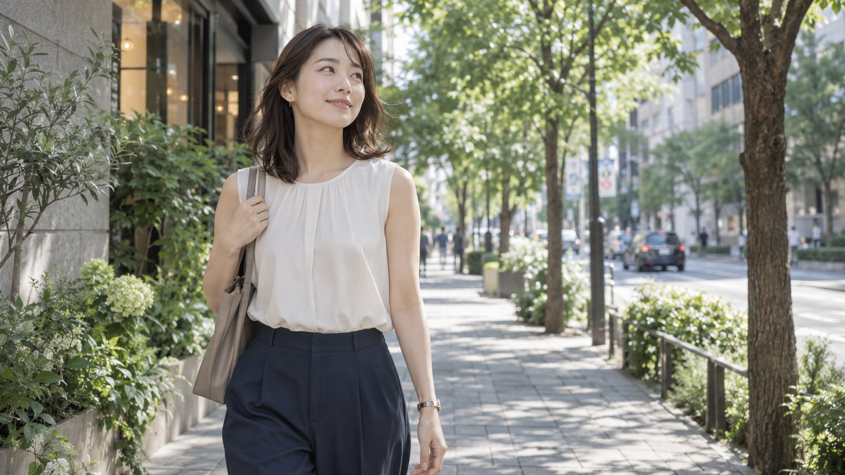 夏の街でノースリーブの服を着て歩く女性
