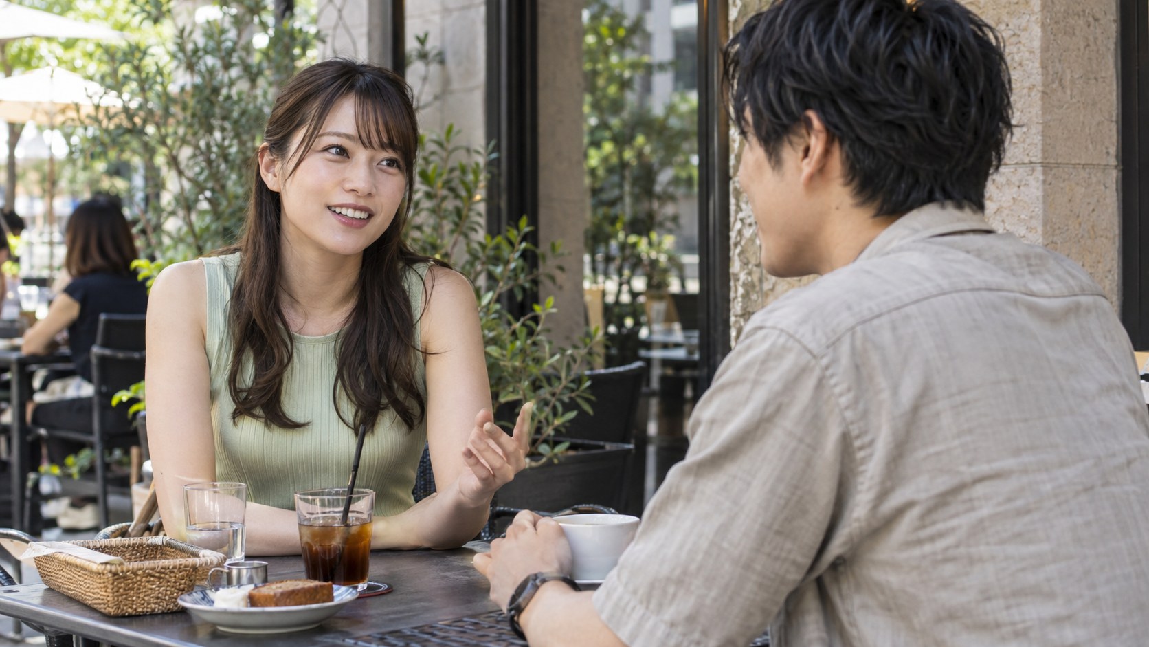 ノースリーブの服を着た女性と穏やかに話す男性