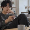 自宅で落ち着いて短いメッセージを考える男性