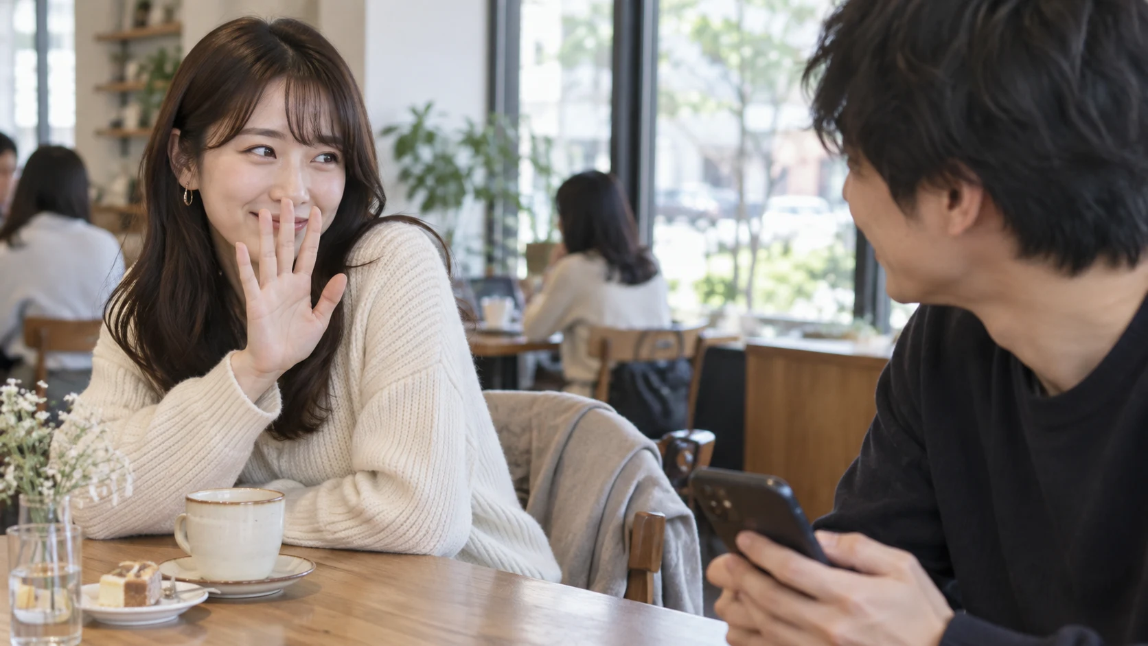 スマートフォンを持つ男性に撮影を断る意思を伝える女性