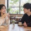カフェで年上の女性に気持ちを伝えながら穏やかに会話する成人男性