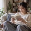 自宅のソファで一人の読書時間を過ごす女性