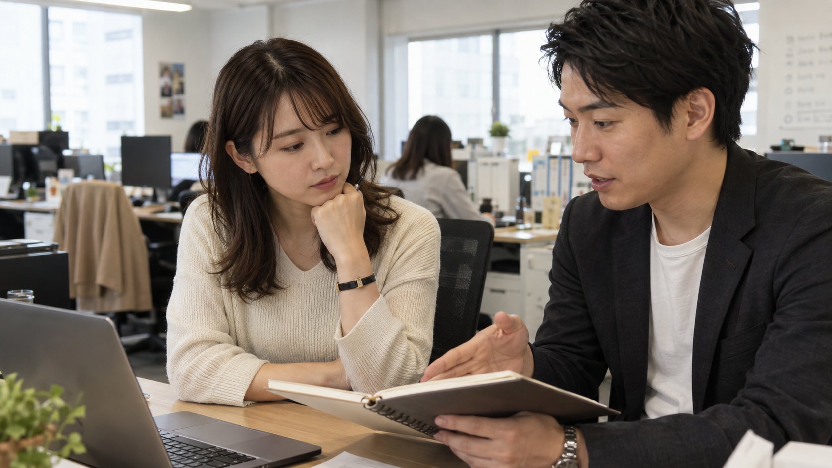 会話の進め方を相談しながら、互いの考えを聞く男女