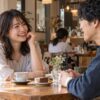 カフェで気取らず笑いながら男性と話す女性