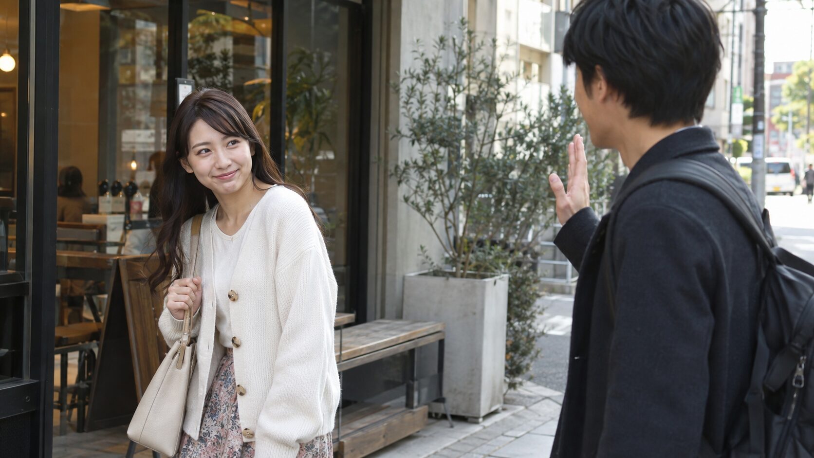 カフェの前で挨拶し自分の予定へ向かう女性