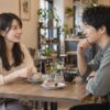 カフェで自然に言葉を交わし、笑顔で応じる女性と男性