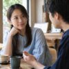 カフェで男性の話を穏やかに聴く女性