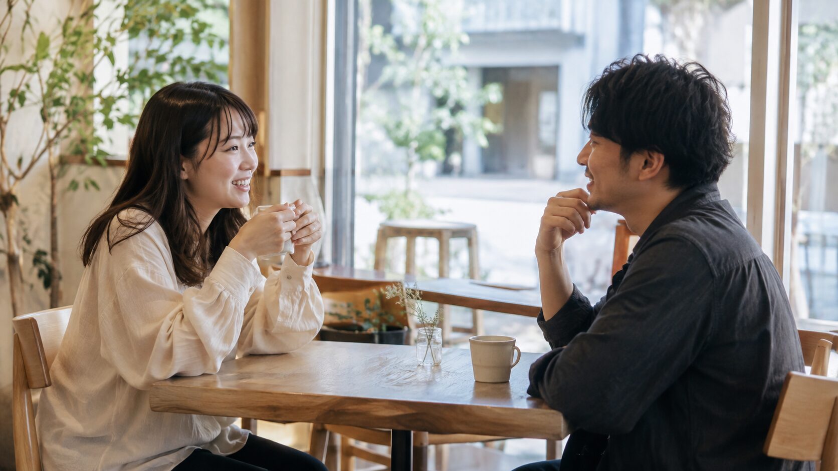 カフェで向かい合い、自然に会話する男女