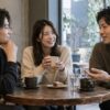カフェで友人たちと会話を楽しむ女性