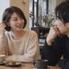 短く切った髪について男性と話す女性