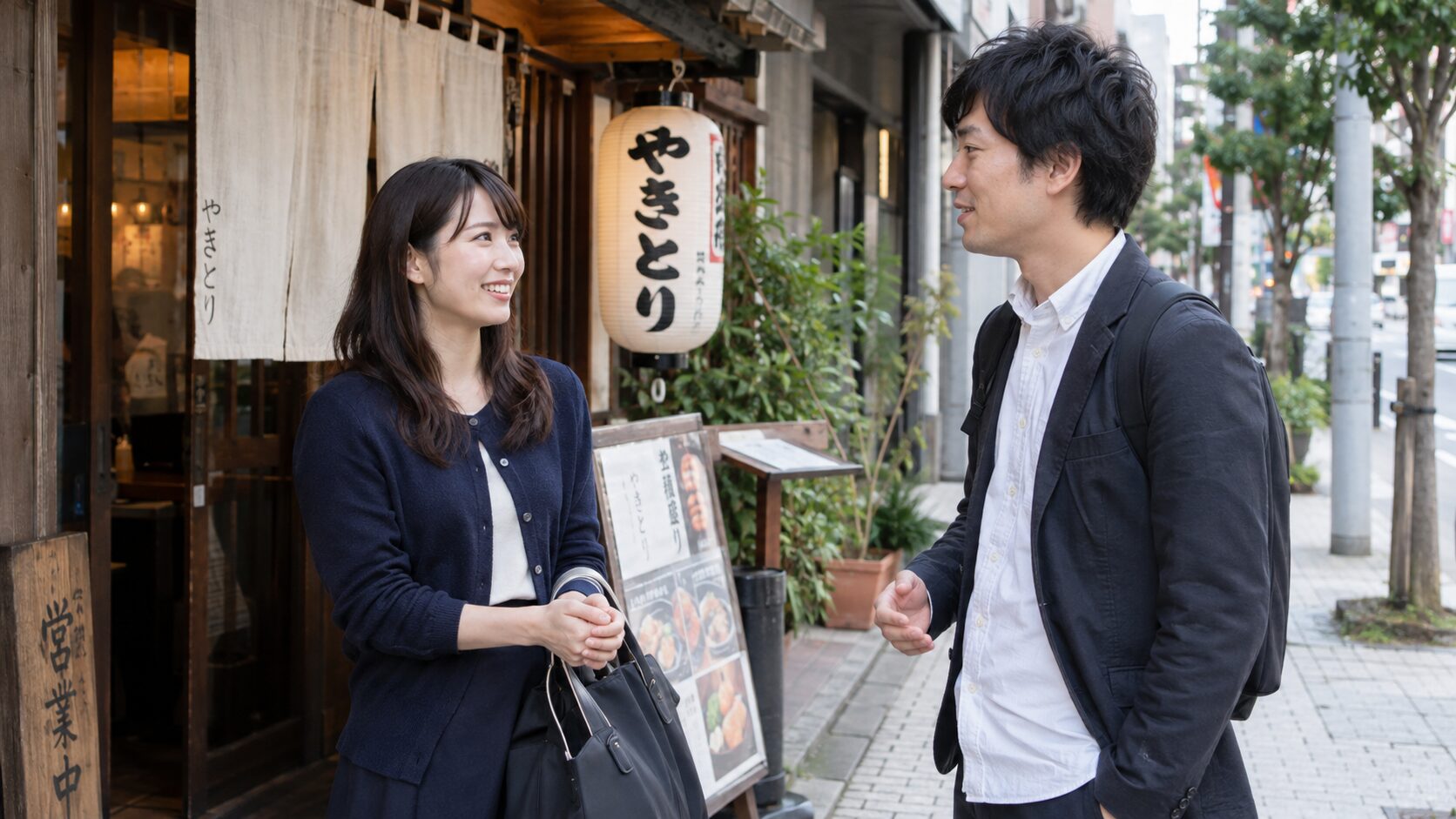 食事の後、店先で次の予定を話す男女