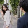 別れ際に男性へ手を振る女性