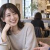 カフェで男性の話を聞いて自然に笑う女性