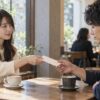 カフェで男性に封筒を渡す女性