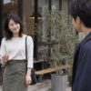 カフェの前で腰の近くから小さく手を振る成人女性