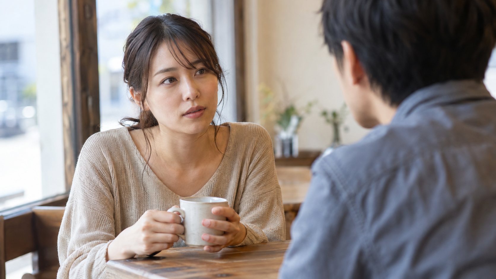 カフェで男性に落ち着いて気持ちを伝える女性