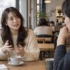 カフェで自分の趣味について男性に話す女性