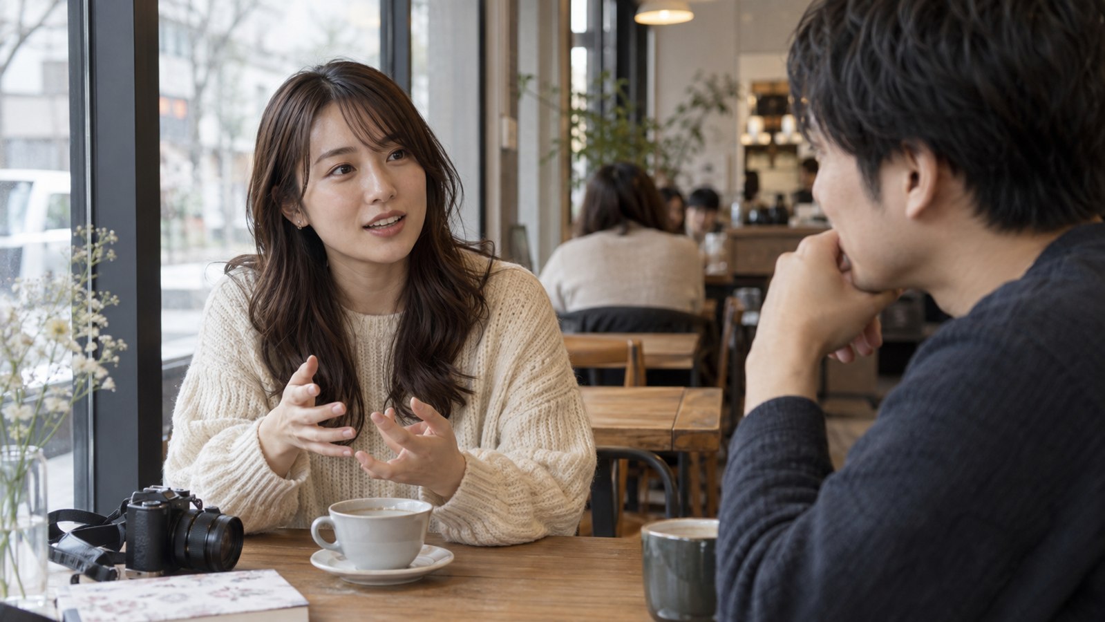 カフェで自分の趣味について男性に話す女性