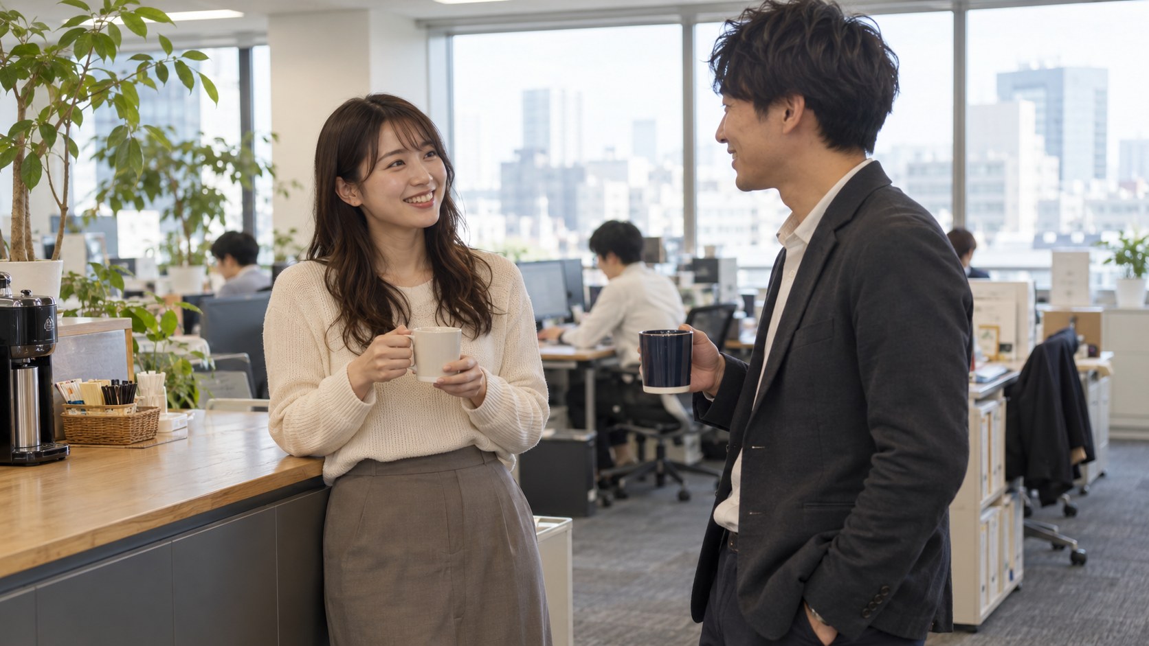 職場の休憩中に同僚と自然に話す女性