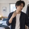 出かける前に香水を使う男性