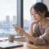仕事の合間にスマートフォンを確認する女性