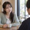 カフェで男性の話を気遣いながら聞く女性