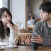 カフェで男性の真剣な話に耳を傾ける女性