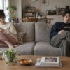 ソファでそれぞれ読書をしながら一緒に過ごす男女