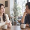 カフェで相談する女性の話を穏やかに聞く男性