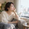 自宅のソファで一人でくつろぐ女性