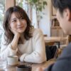 穏やかに話す女性と男性