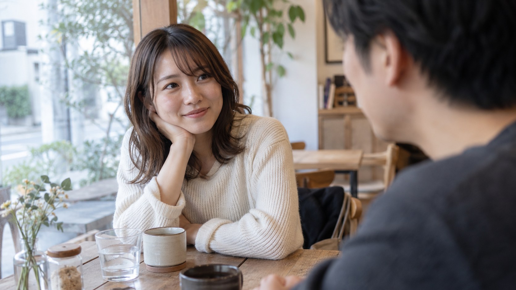 穏やかに話す女性と男性