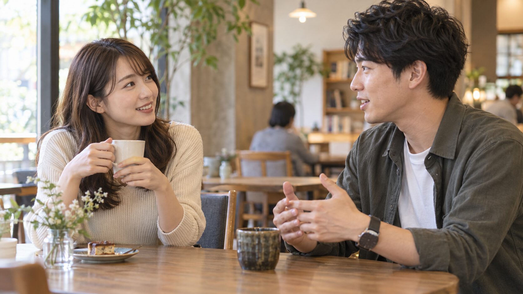 カフェで向かい合って話す男女