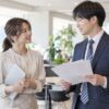 仕事の準備をする男性に女性が声をかける場面