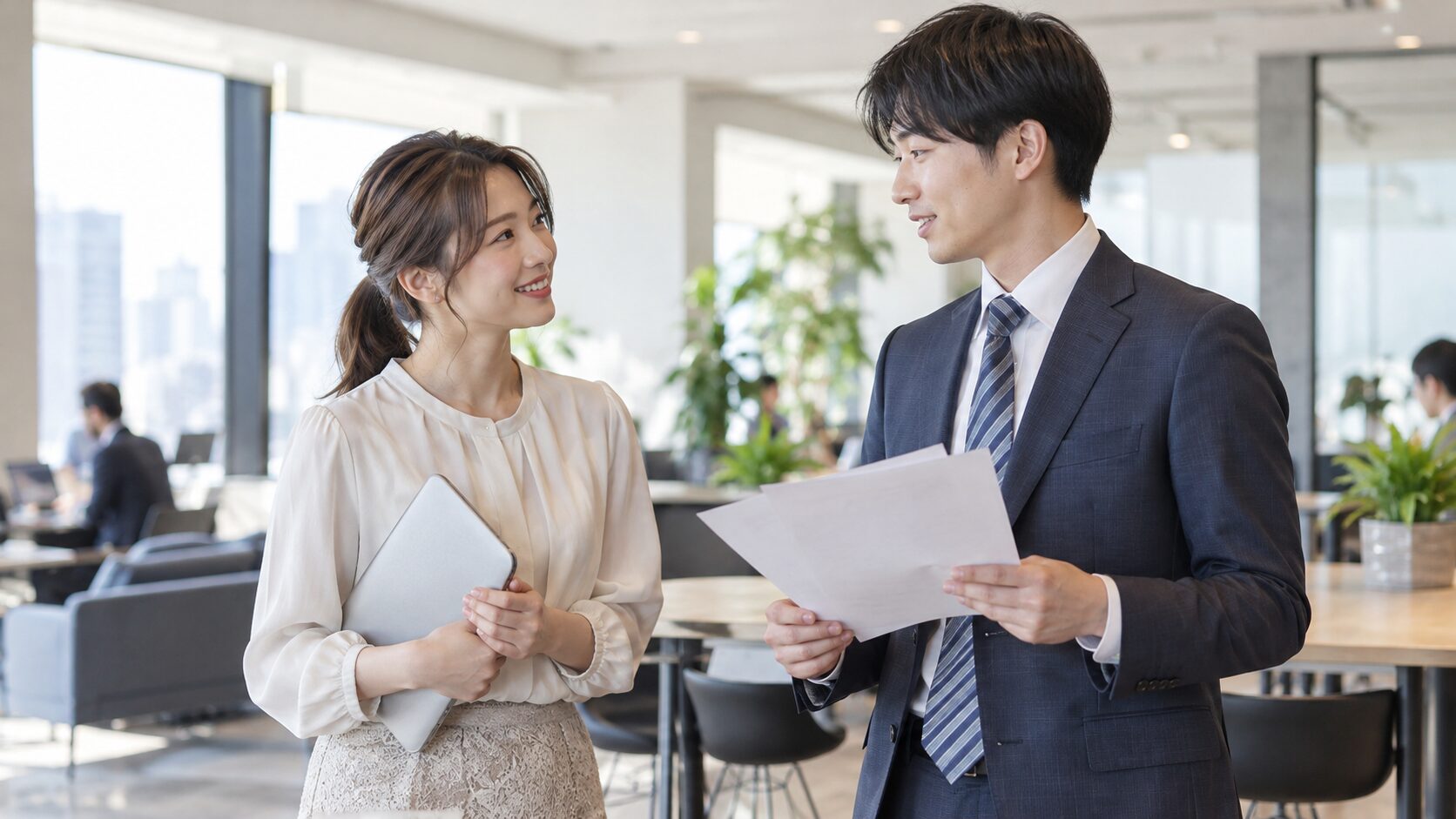 仕事の準備をする男性に女性が声をかける場面