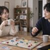 自宅でボードゲームを囲み会話を楽しむ男女