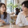 カフェで穏やかに会話をする成人の男女