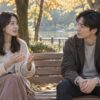 公園のベンチで相手の話を聞く成人の男女