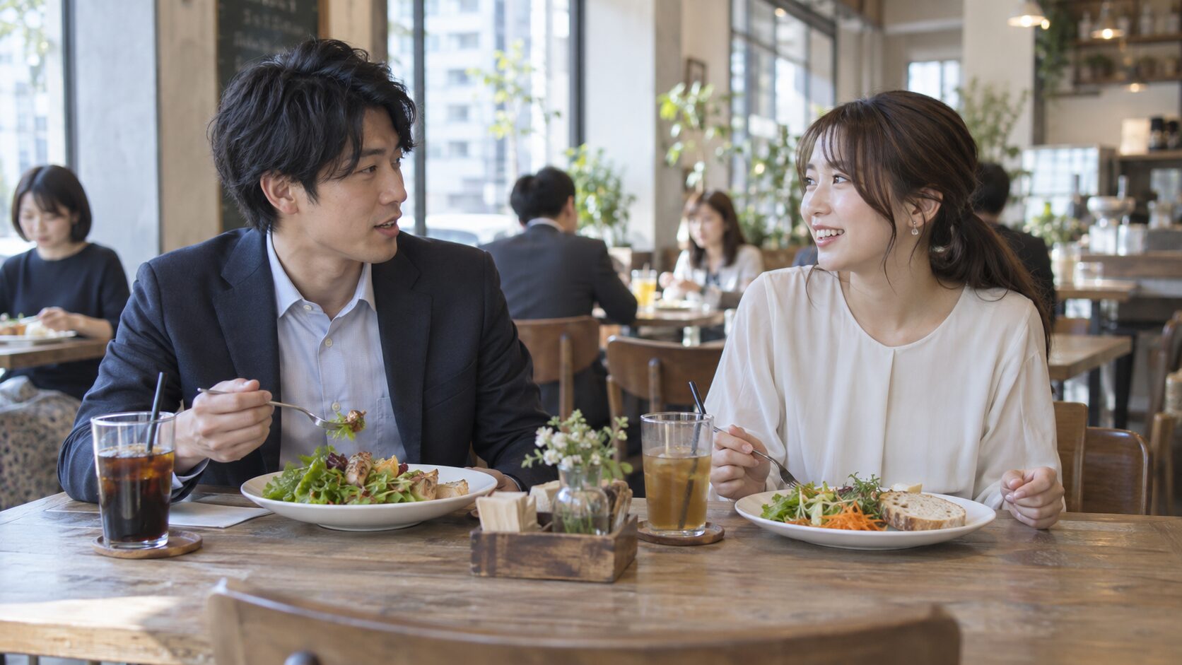 カフェで昼食をとりながら会話する男女