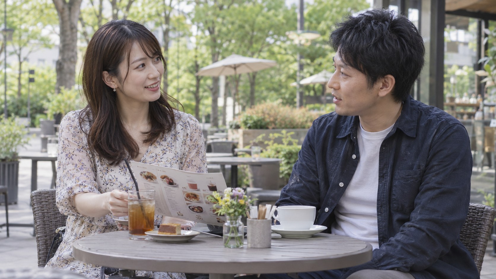 カフェのテラスで次の予定を話す男女