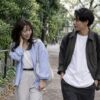 並んで歩きながら会話する男女