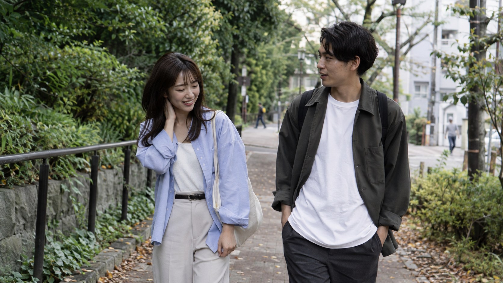 並んで歩きながら会話する男女