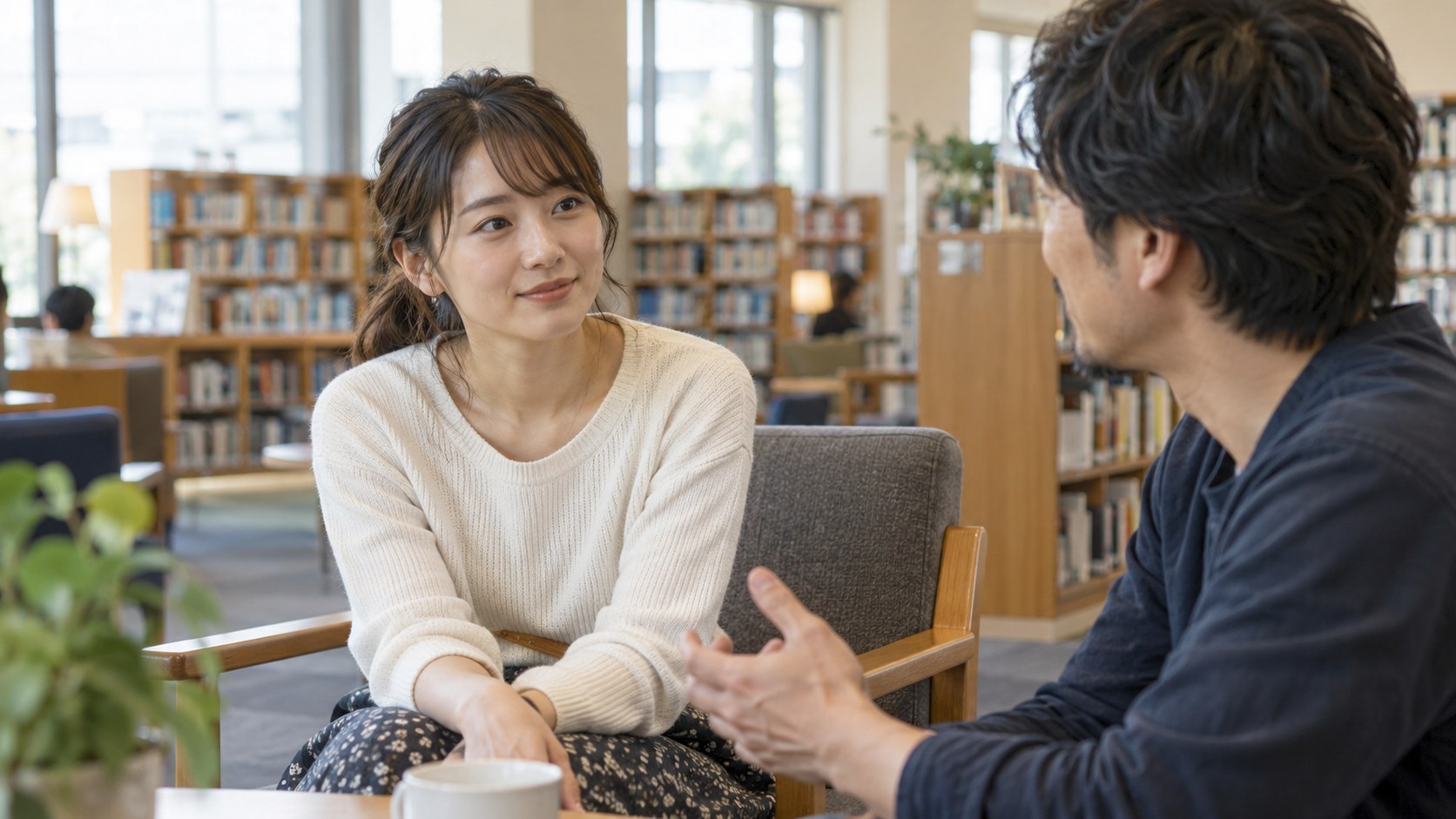 相手の話に耳を傾ける女性