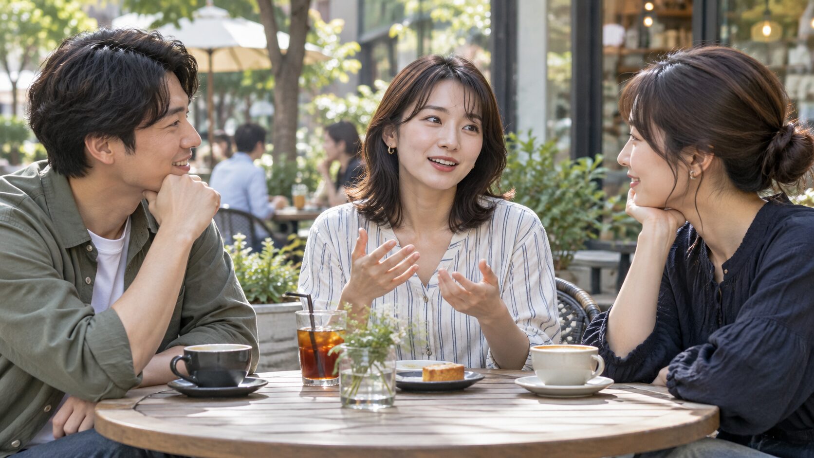 友人たちとテラス席で話す女性